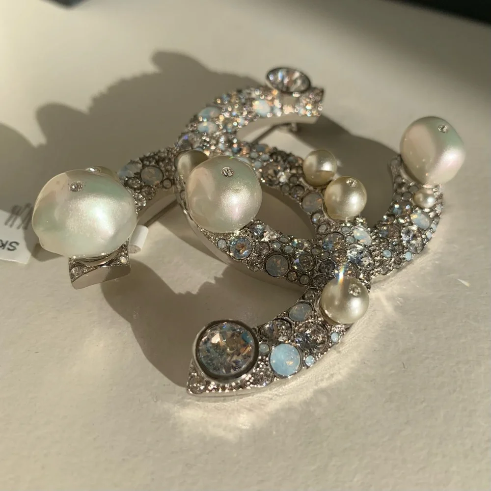 XL Pearl Chanel broach pin